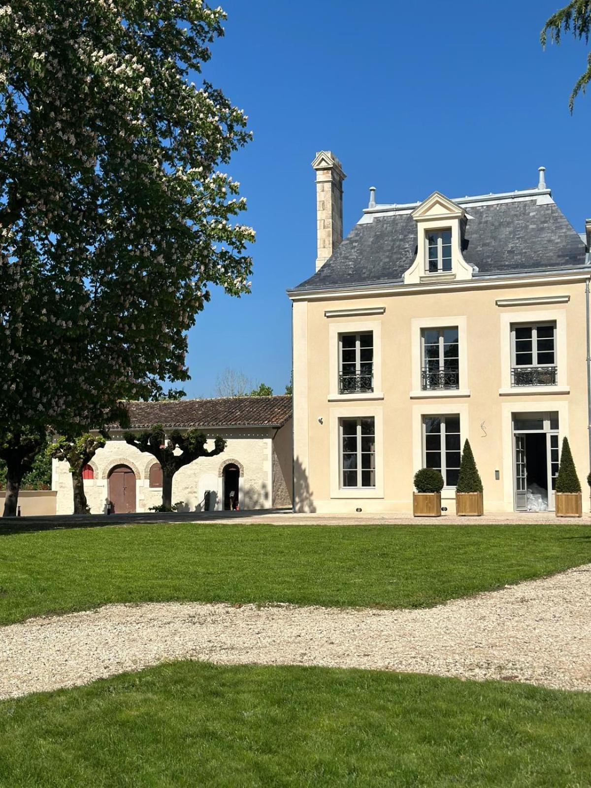 Domaine De L'Ecorcerie Hotel Fontaine-le-Comte Exterior photo